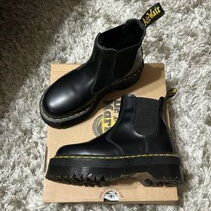 Dr. Martens 2976 Quad Smooth Leather Platform Chelsea Boots size 5
